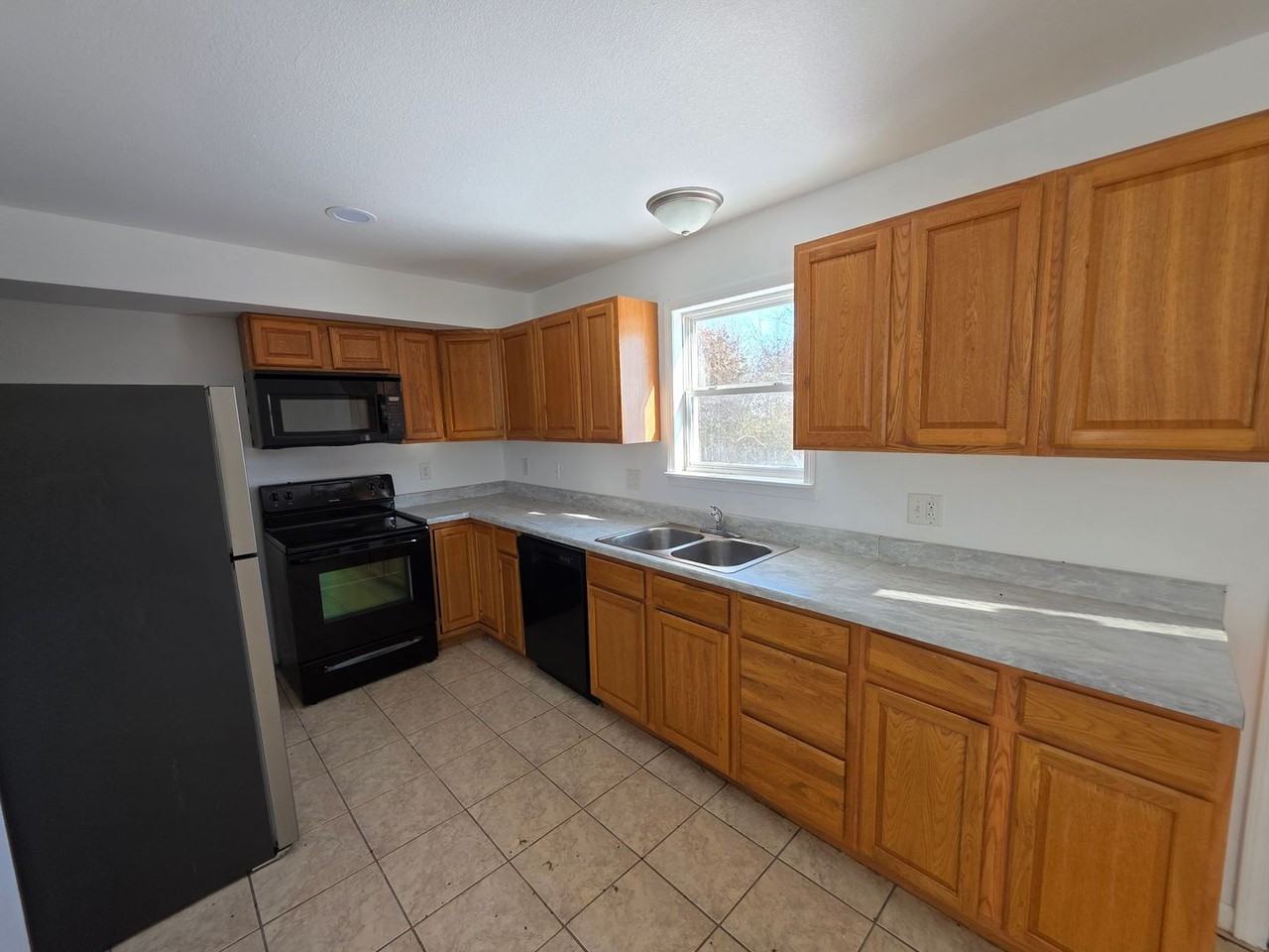 400 Elliot Lane - Photo 3 of 10