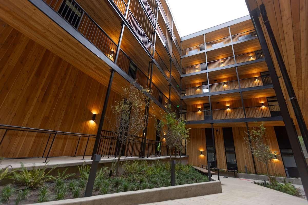 4225 Se Milwaukie Ave - Photo 2 of 40