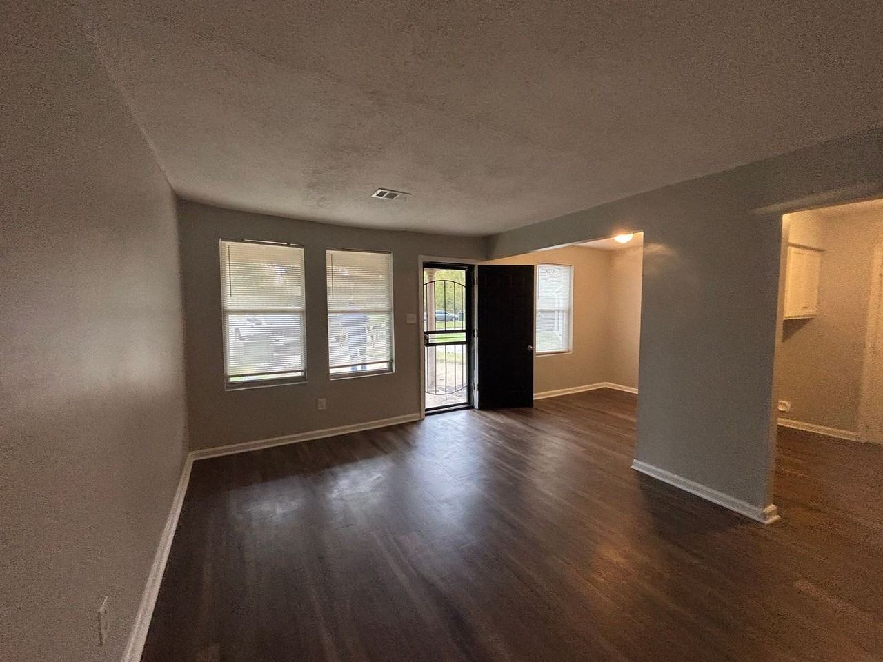 1425 Todds Creek Cv - Photo 4 of 12