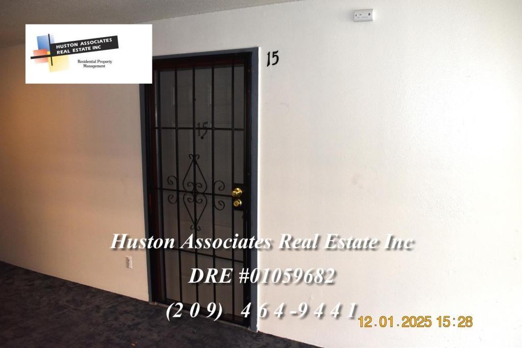 404 West Oak Street - Photo 2 of 8