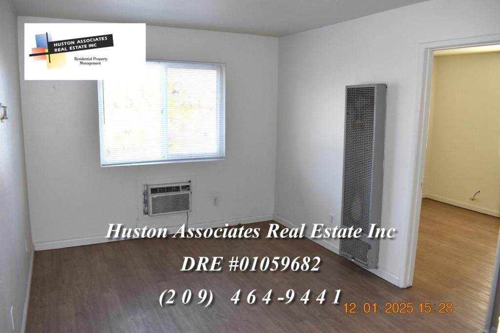 404 West Oak Street - Photo 3 of 8