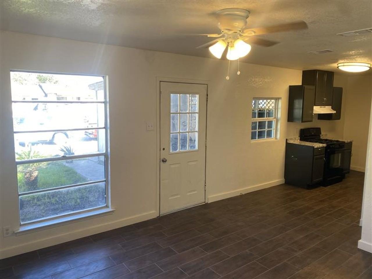 5504 Little Creek St - Photo 4 of 15