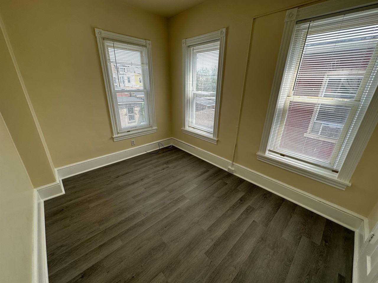 739 Lincoln St - Photo 5 of 20