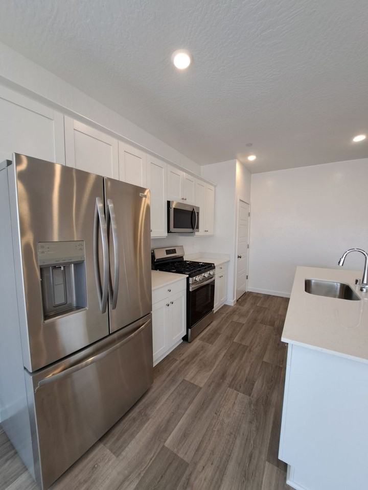 1799 Discovery Rd S - Photo 5 of 36