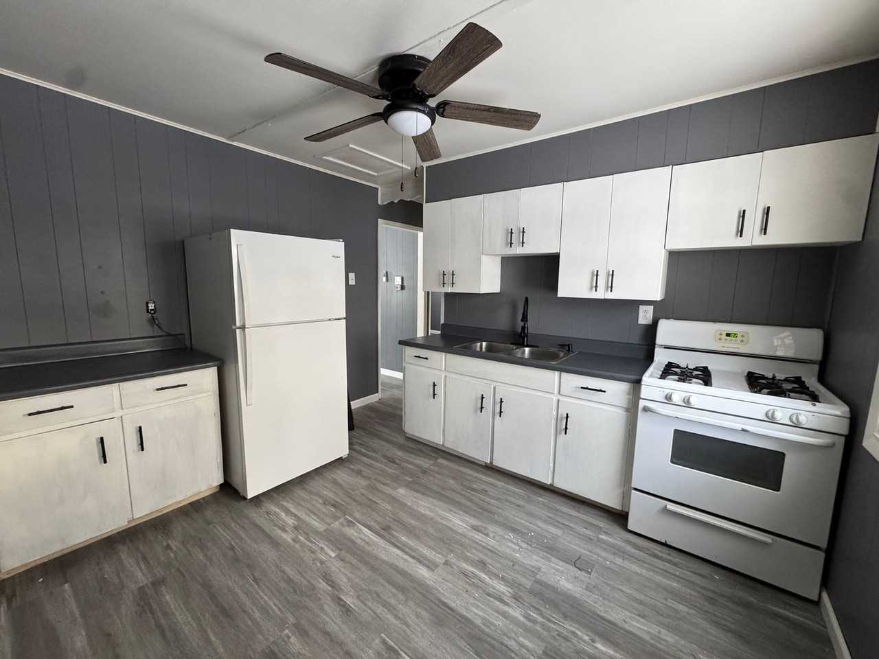 790 Arnold St - Photo 2 of 10