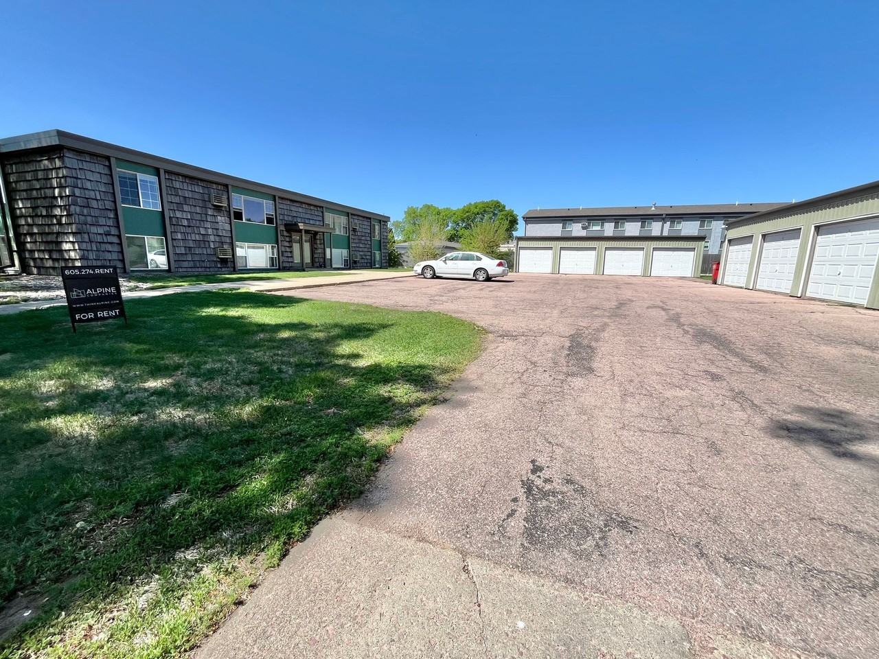 3505 S. Hawthorne Apartments - Photo 2 of 17