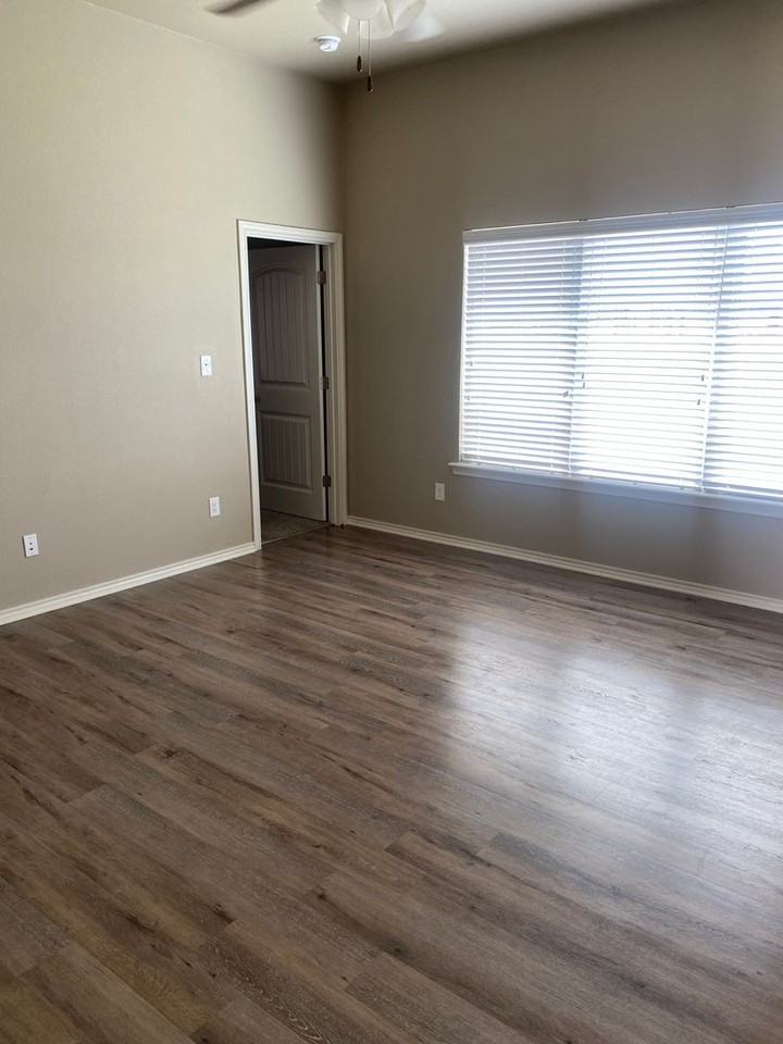 8707 11th St - Photo 3 of 25