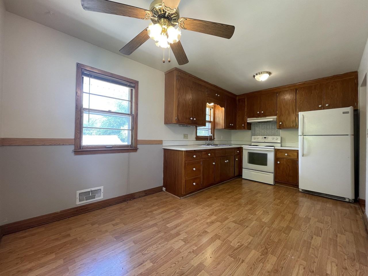 2752 White Bear Ave N - Photo 3 of 18