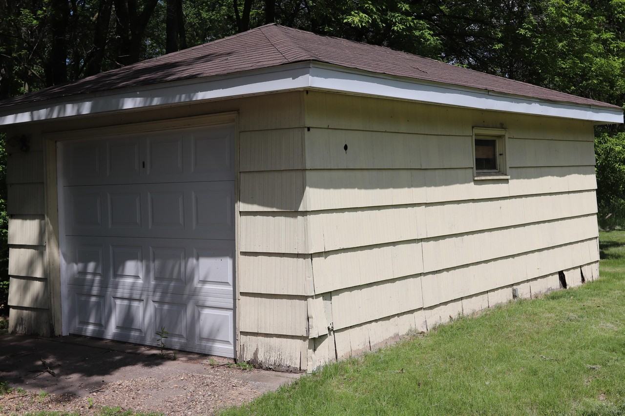 2752 White Bear Ave N - Photo 4 of 18