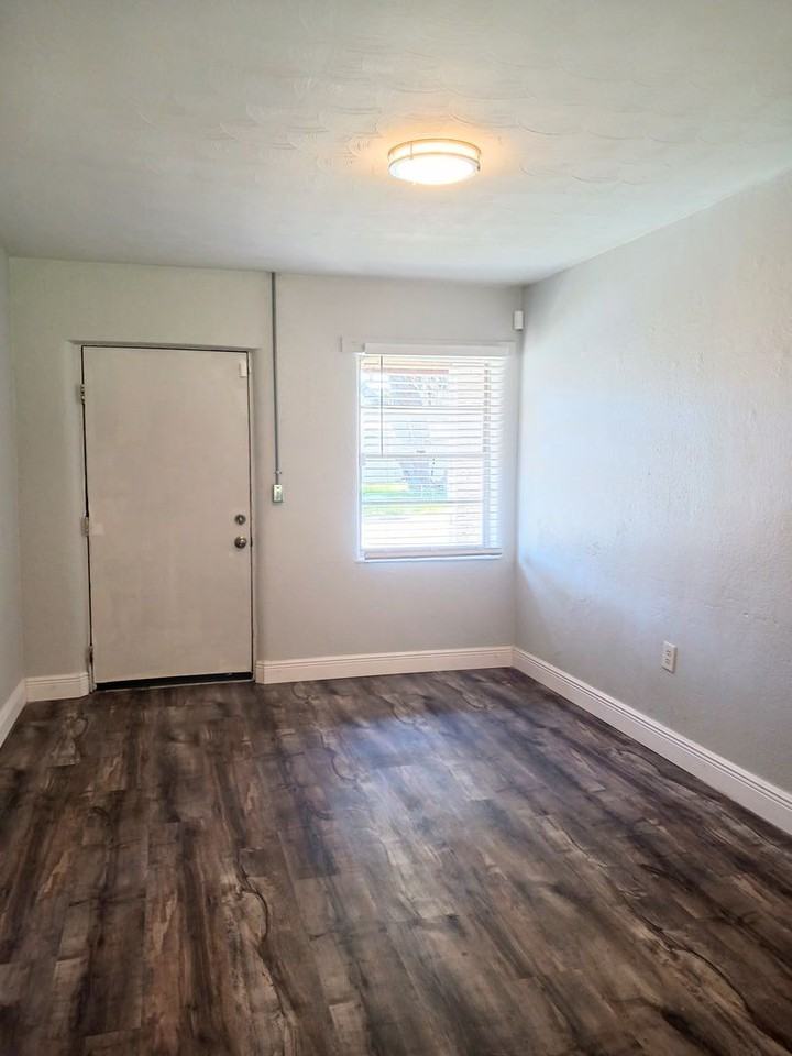 16210 Wallace St - Photo 2 of 3