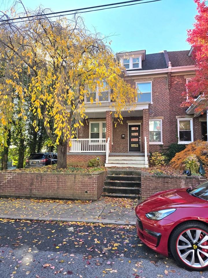 602 W 19th St - Photo 2 of 36