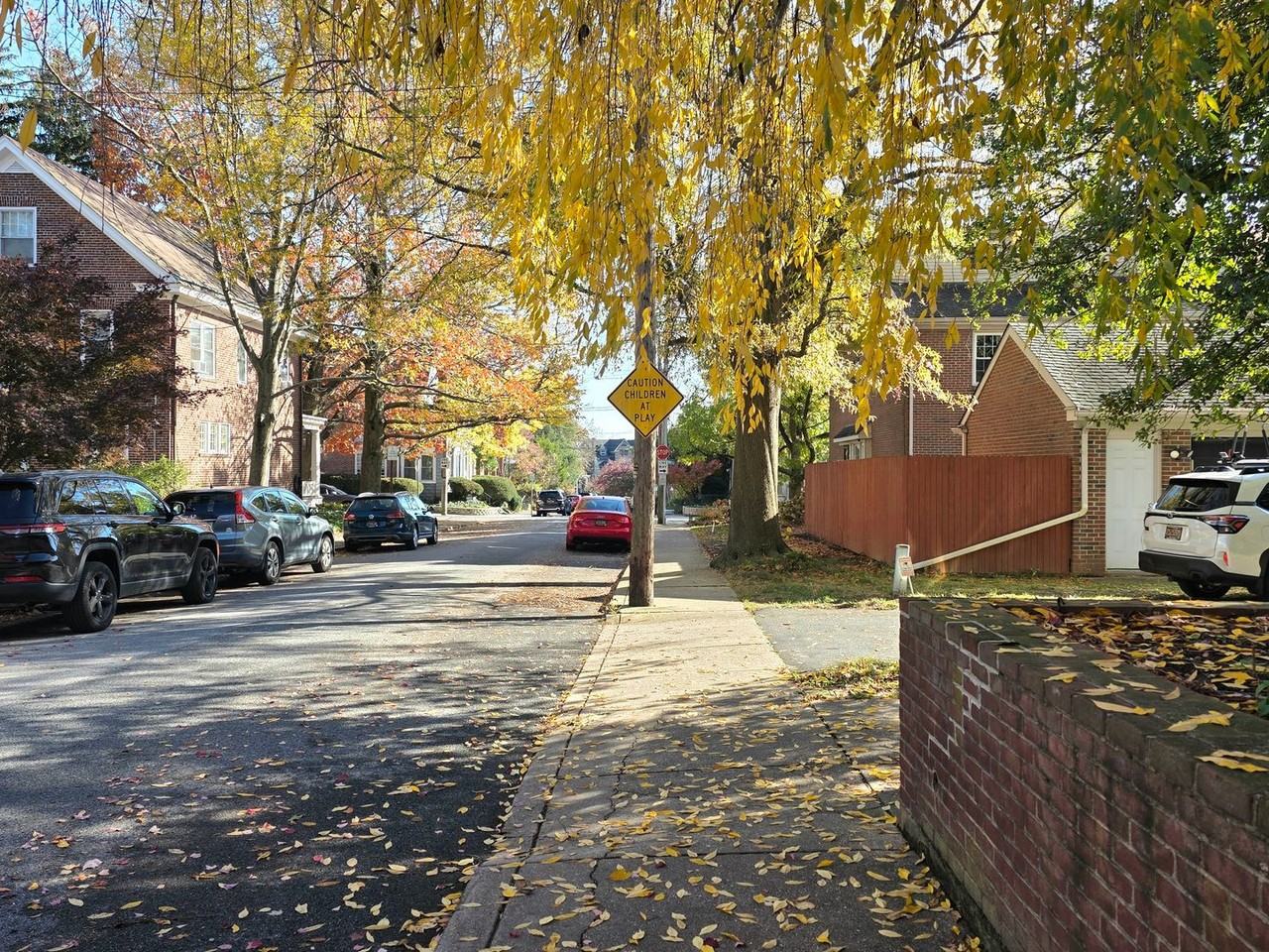 602 W 19th St - Photo 3 of 36