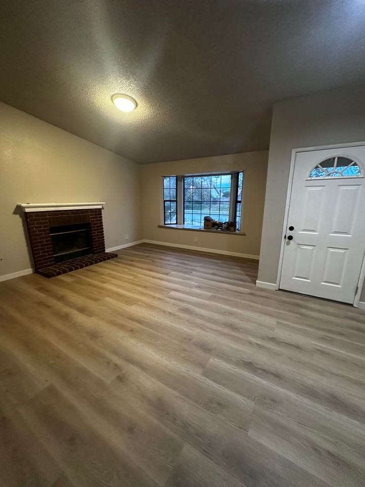 1026 James Ct - Photo 2 of 7