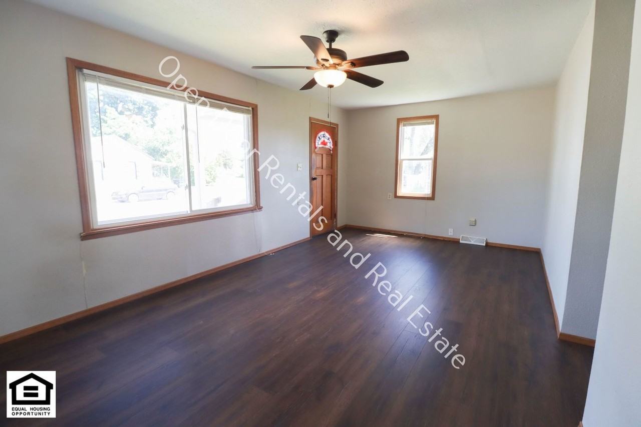 414 N Cowen St - Photo 4 of 12