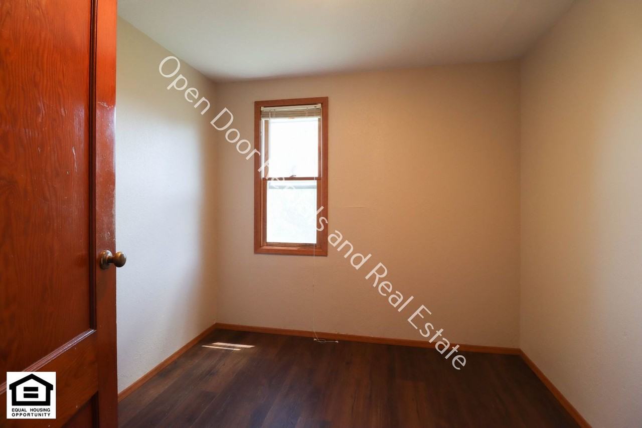 414 N Cowen St - Photo 7 of 12