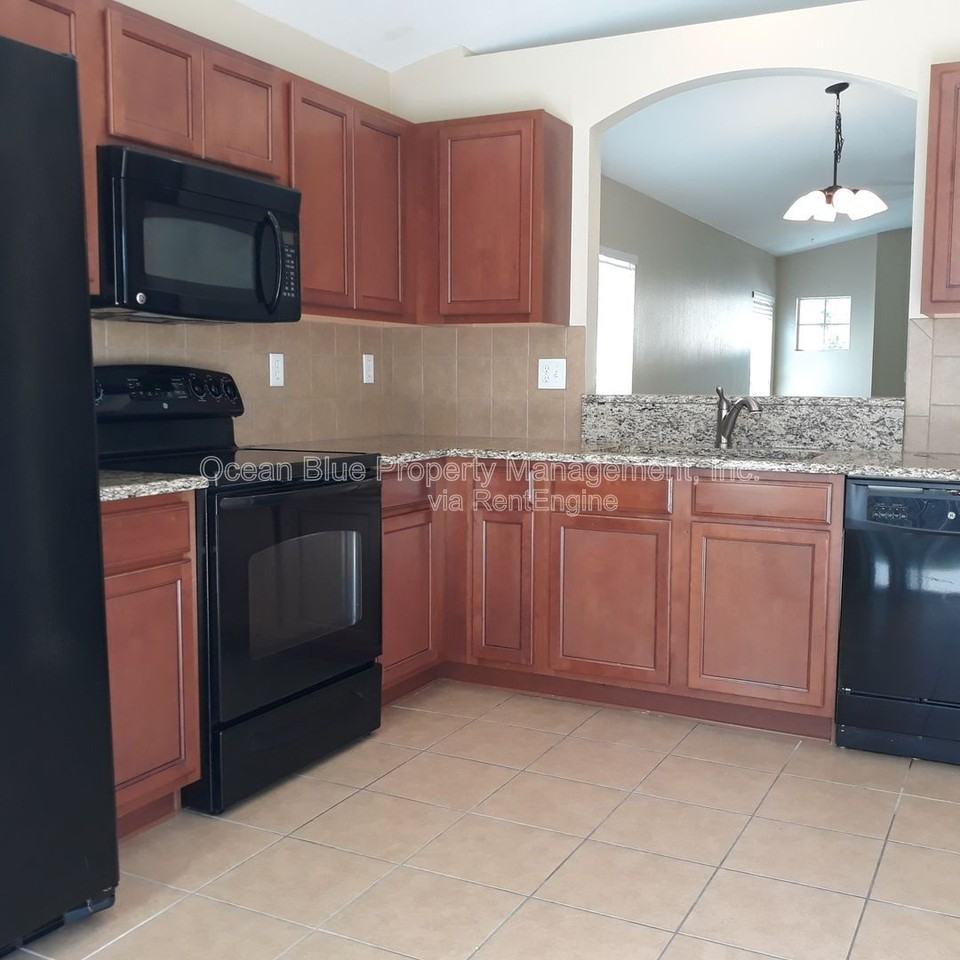 18200 Cypress Bay Parkway - Photo 2 of 17