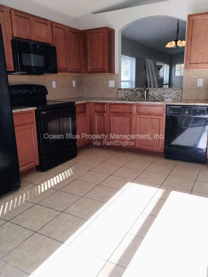 18200 Cypress Bay Parkway - Photo 4 of 17