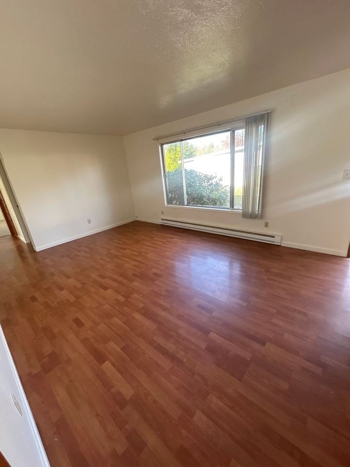 2540 Se Crystal Lake Dr - Photo 4 of 15