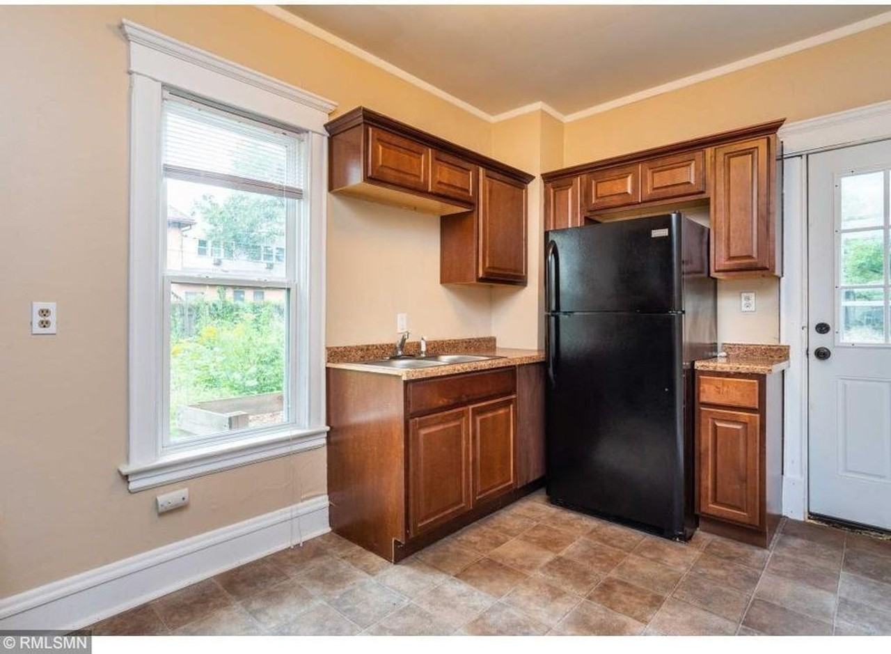 421 7th St Se - Photo 5 of 9