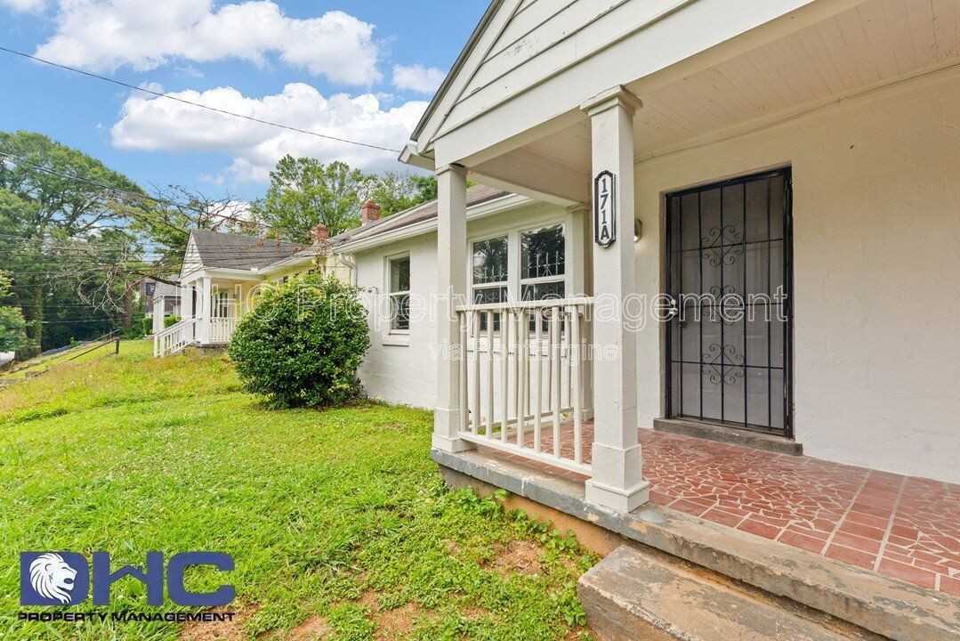 171 Lawton St Sw #A - Photo 2 of 12