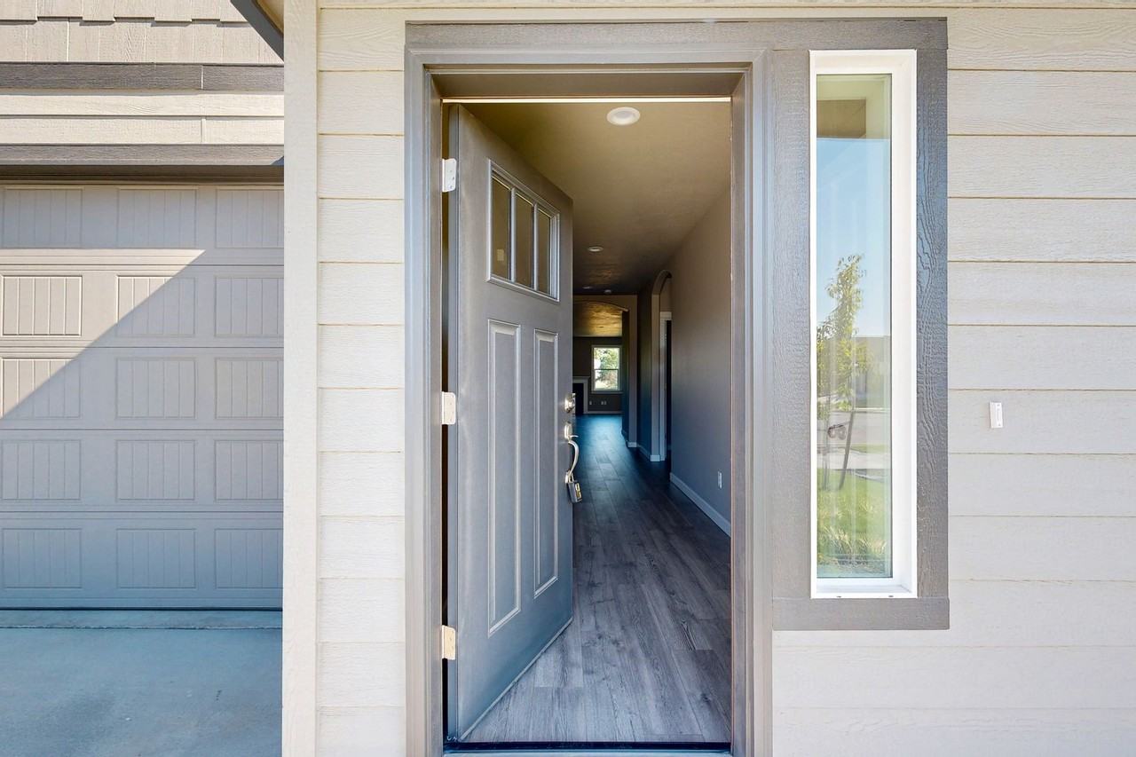 1189 Ava St - Photo 2 of 30