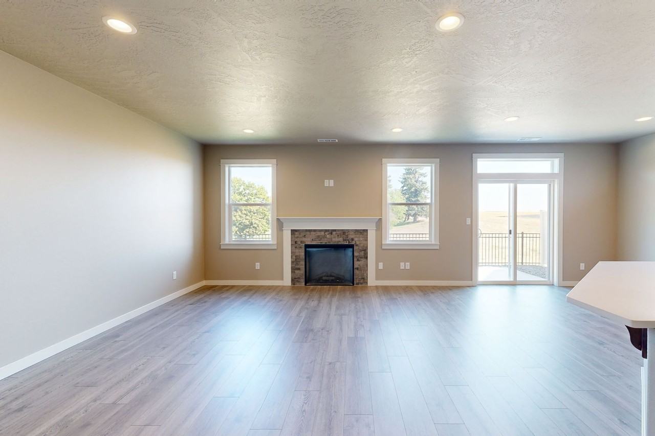 1189 Ava St - Photo 4 of 30