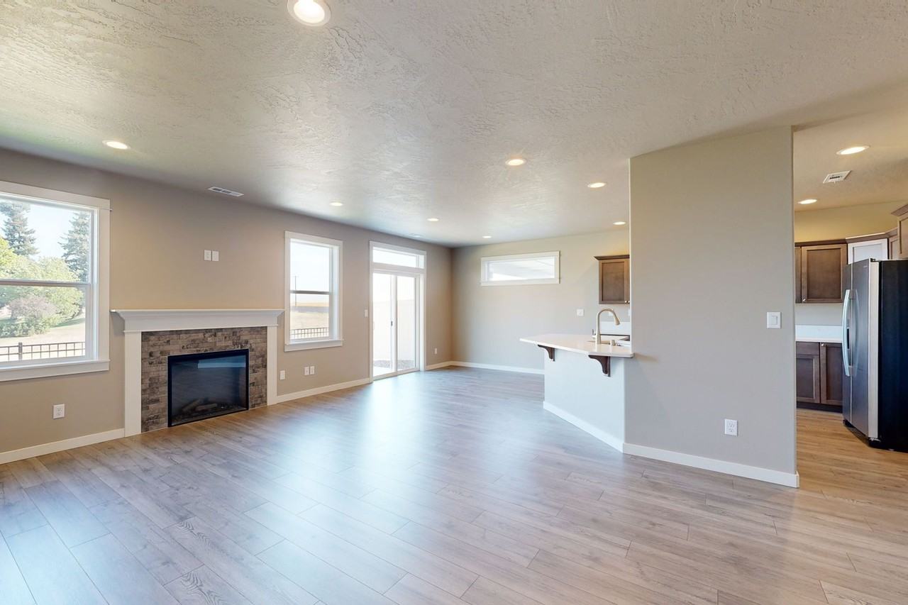 1189 Ava St - Photo 5 of 30