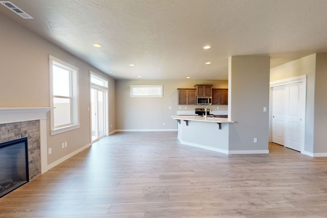 1189 Ava St - Photo 6 of 30