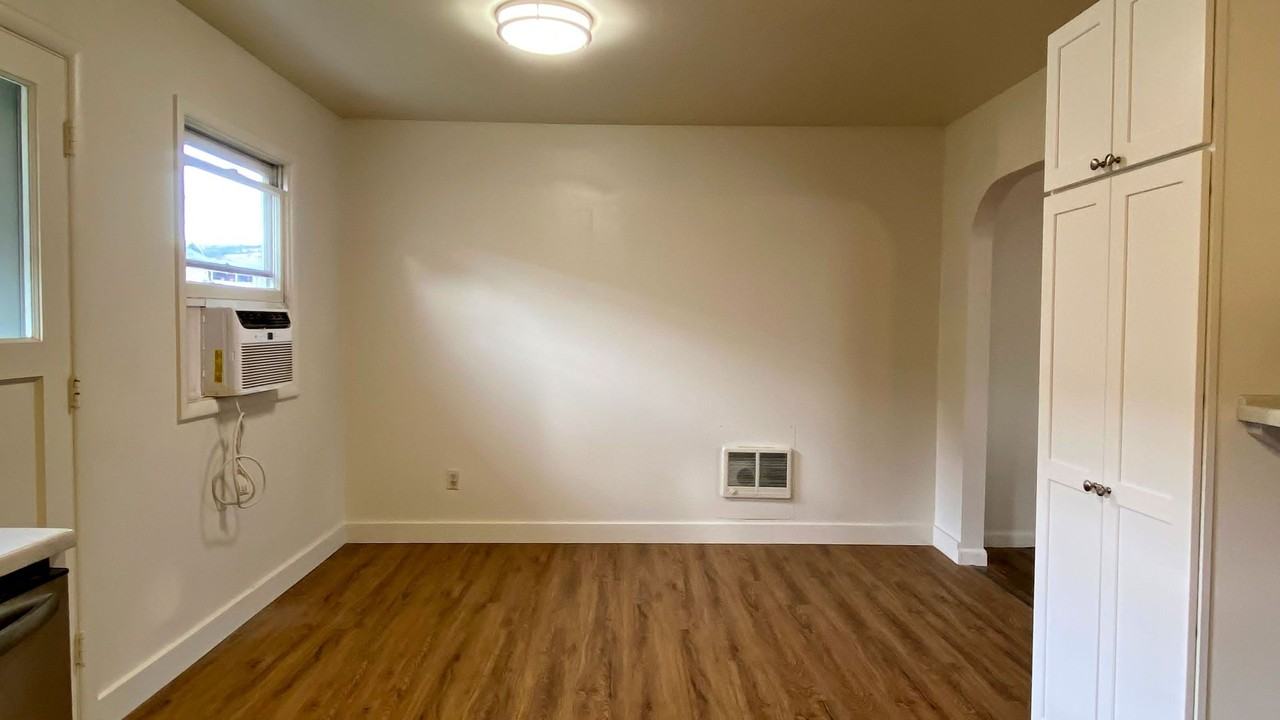 602 W 12th St - Photo 7 of 13