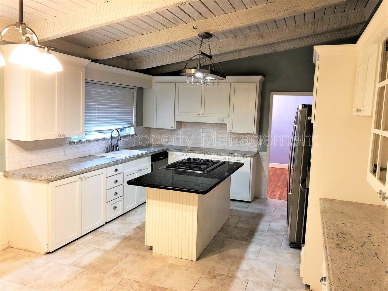 3750 Whitman Cir - Photo 4 of 15