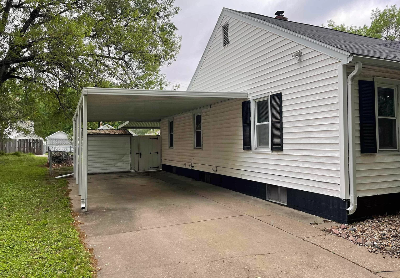 819 Northeast Michigan Avenue - Photo 2 of 12