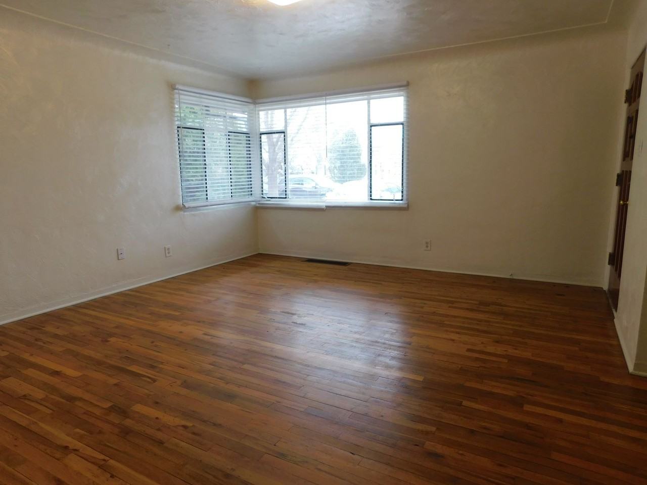 742 Bunting Ave - Photo 4 of 16