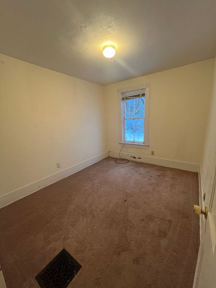 328 Pine St - Photo 4 of 15