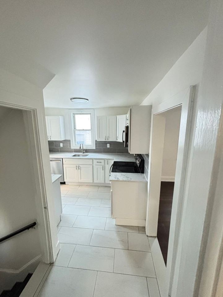 409 East Washington Avenue - Photo 7 of 35