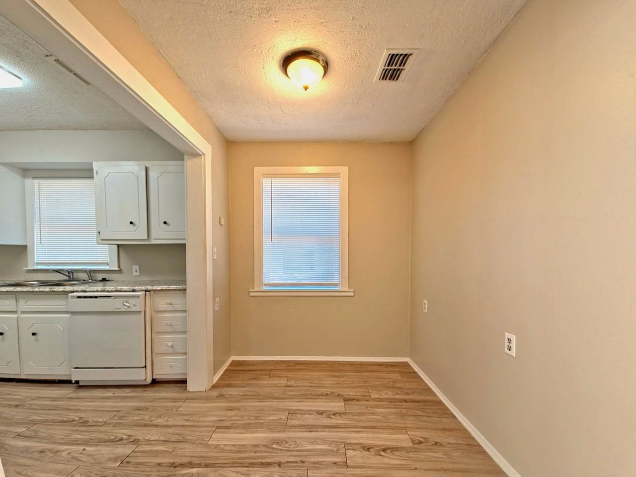 2207 20th St - Photo 4 of 12