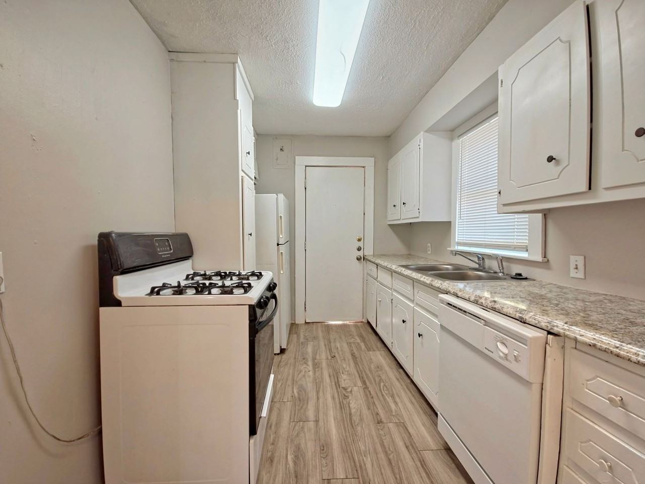 2207 20th St - Photo 5 of 12