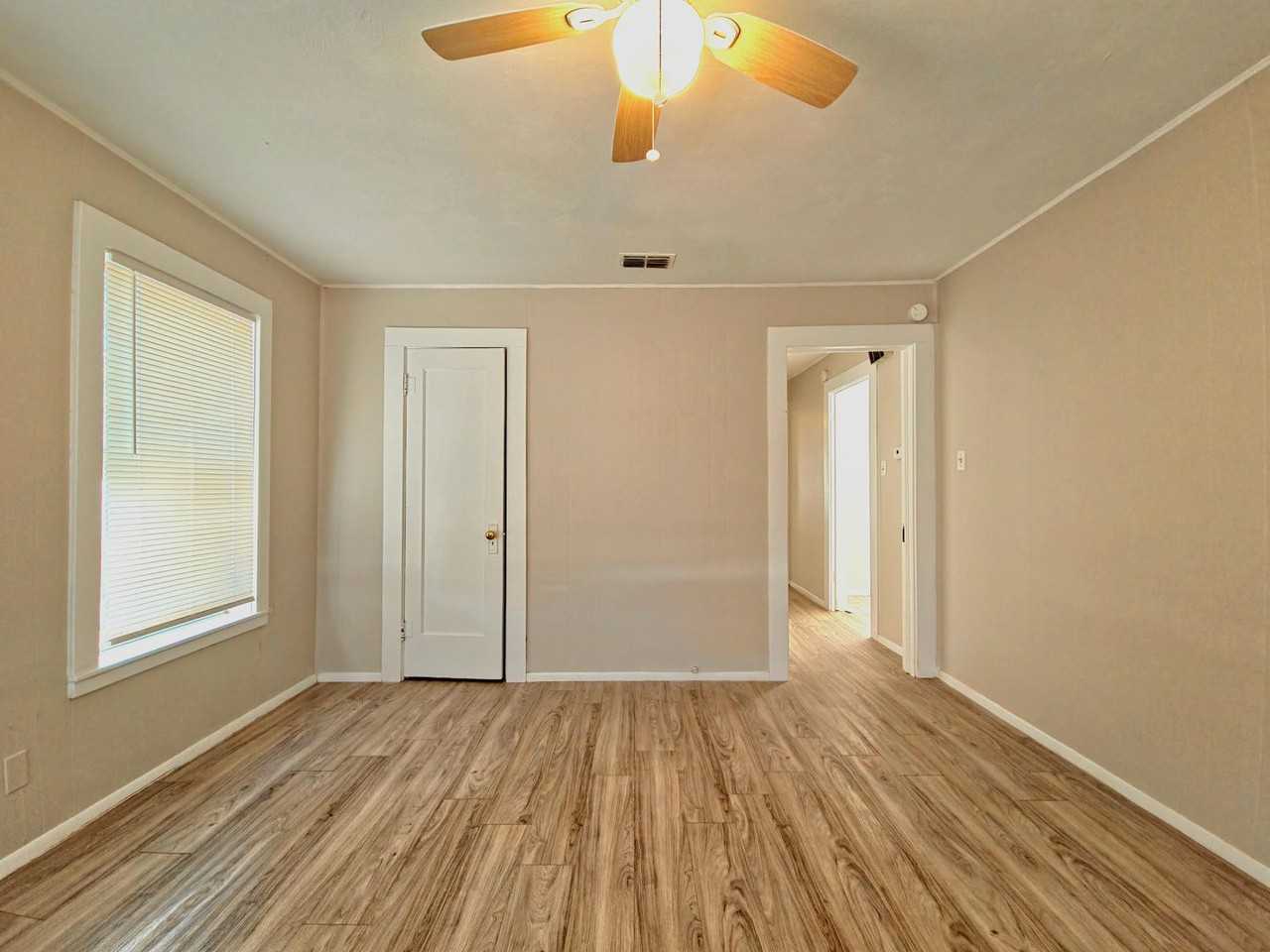 2207 20th St - Photo 7 of 12