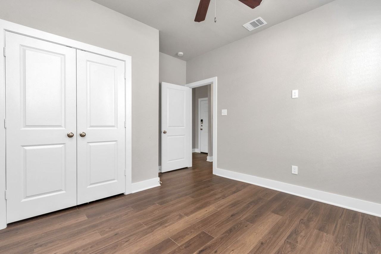 10526 Moon Valley Ln - Photo 5 of 39