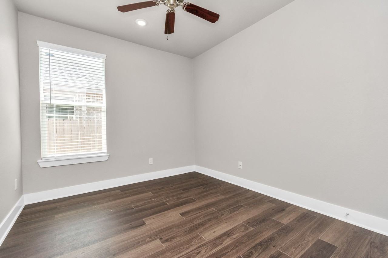 10526 Moon Valley Ln - Photo 7 of 39