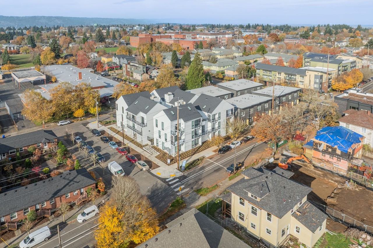 Ella PDX - Photo 3 of 7