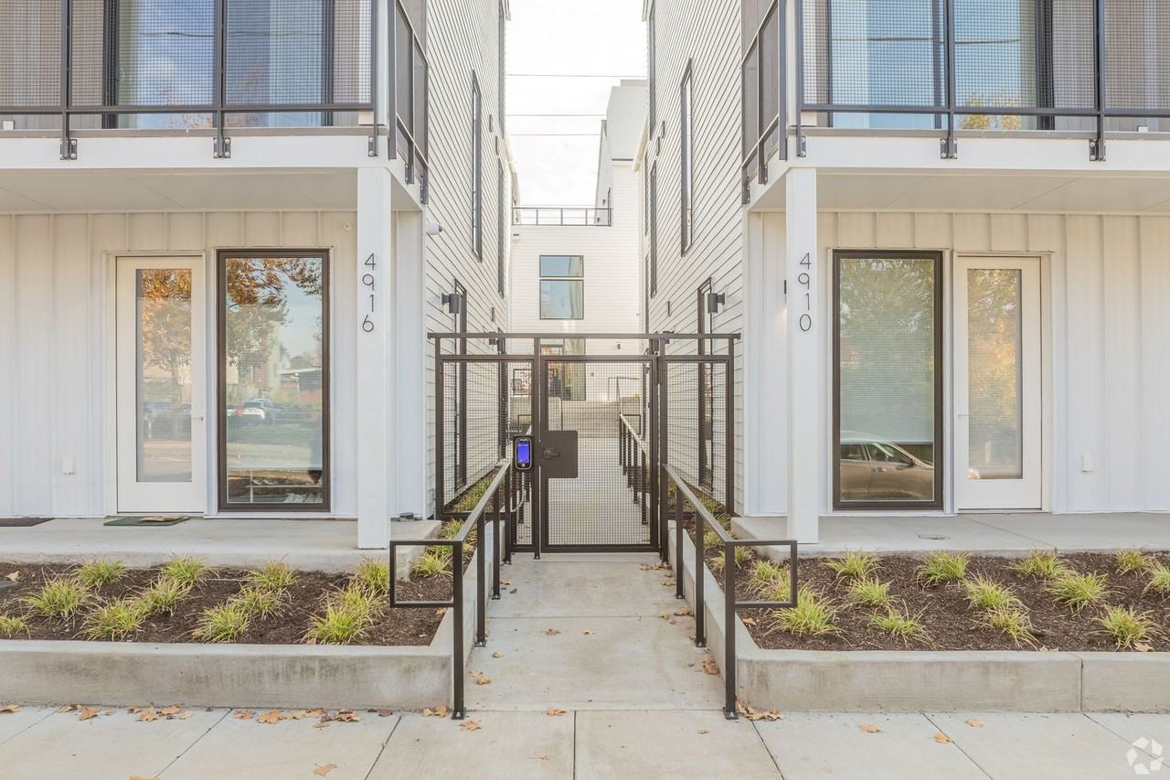 Ella PDX - Photo 5 of 7