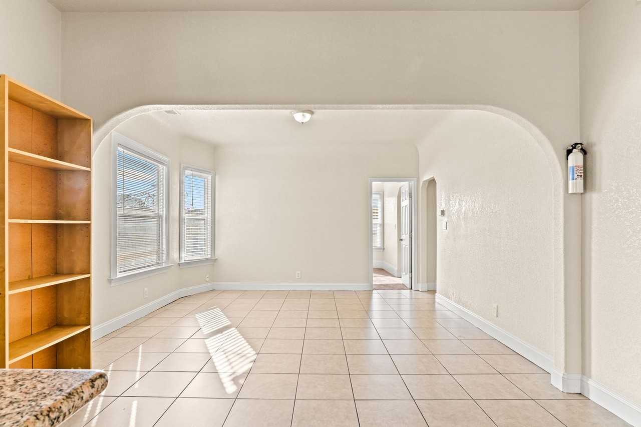 518 West Macarthur Boulevard - Photo 4 of 22