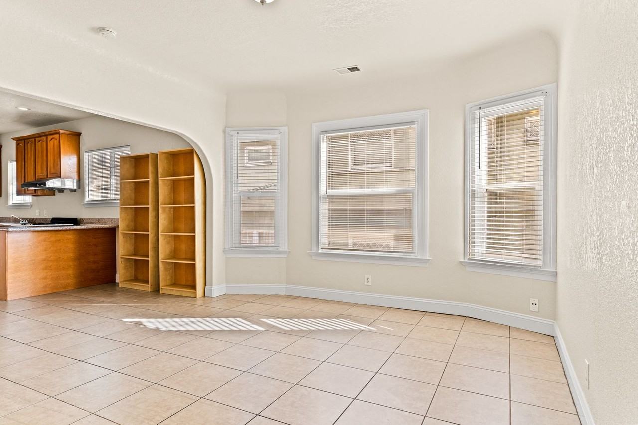 518 West Macarthur Boulevard - Photo 5 of 22