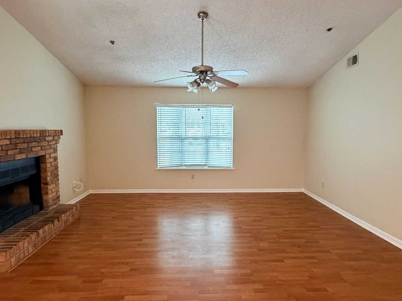 2092 South Sherwood Drive - Photo 4 of 28