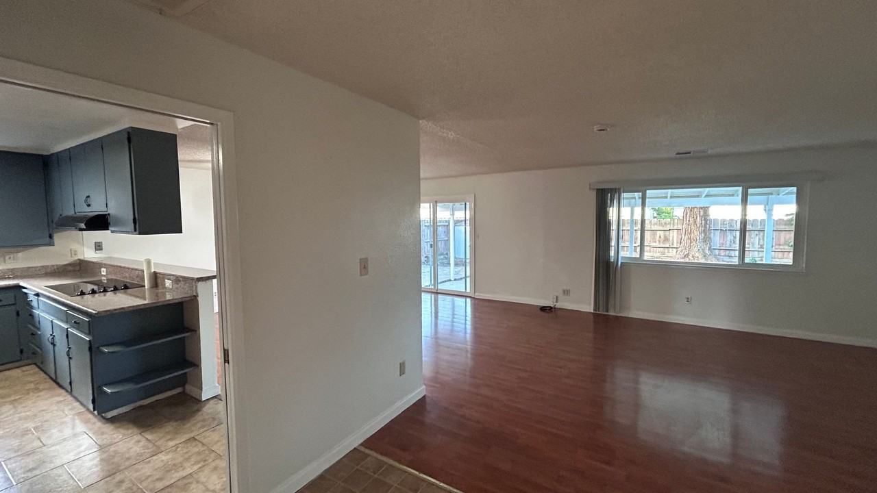 1717 Briarwood Dr - Photo 2 of 20