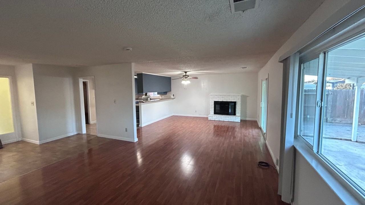 1717 Briarwood Dr - Photo 3 of 20