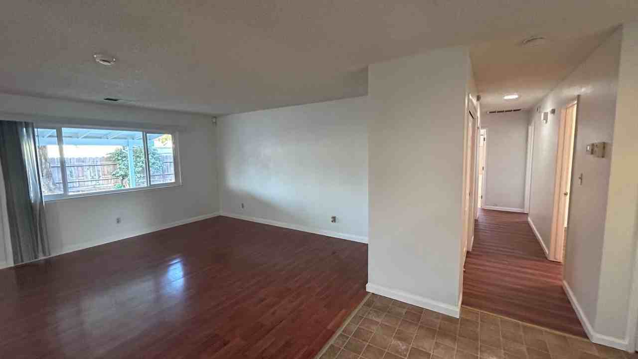 1717 Briarwood Dr - Photo 4 of 20