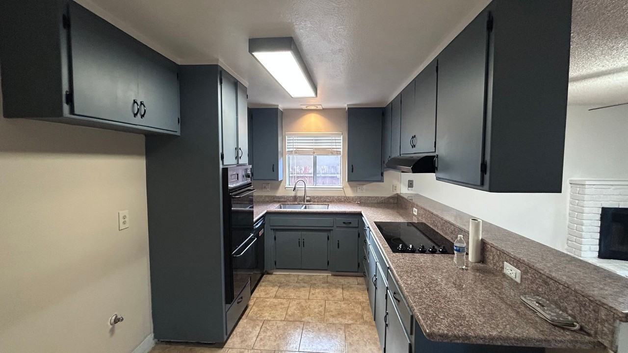 1717 Briarwood Dr - Photo 6 of 20