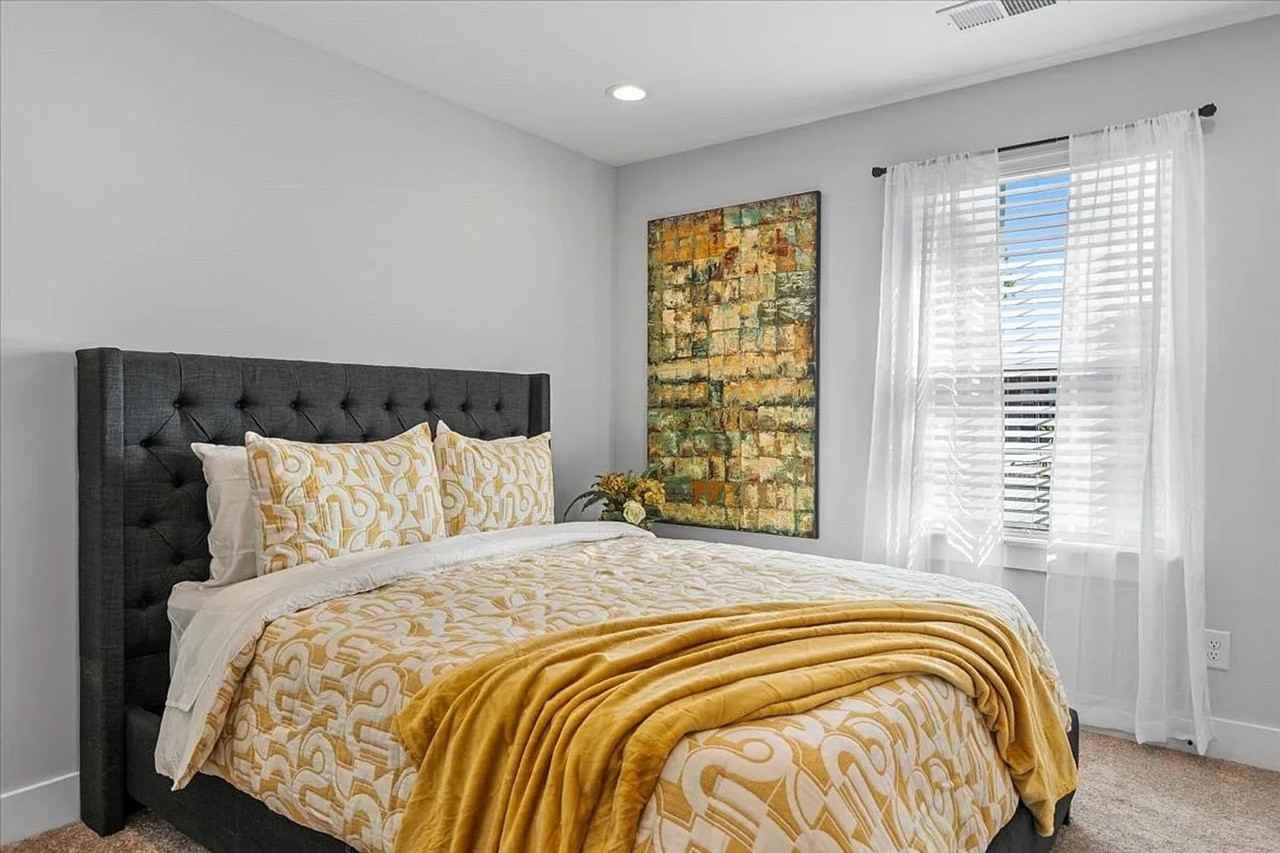 435 Saint James St Nw - Photo 2 of 10