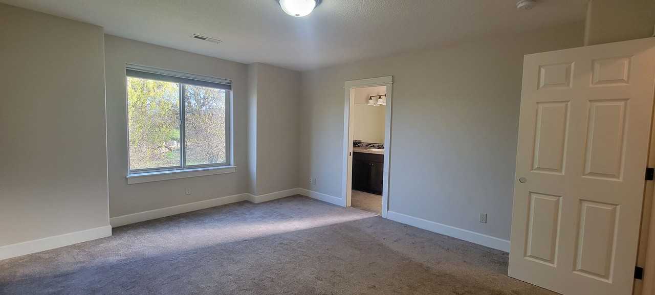 125 South Ash Street - Photo 6 of 36